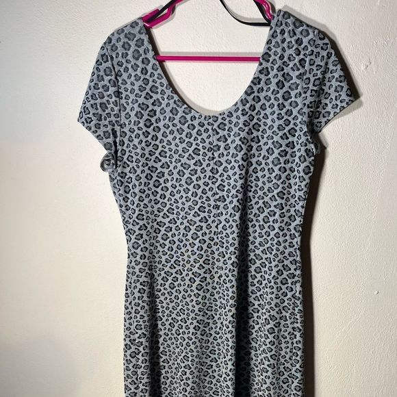 John Robert’s Dress Sz 16 Grey /Silver Animal Print - Picture 4 of 7